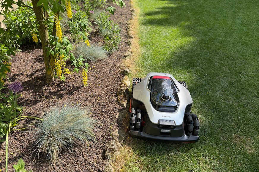 Dreame A3 AWD Pro 3500 mäht direkt an der Rasenkante mit seitlich ausgefahrenem Mähwerk